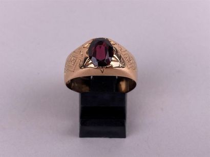 Bague en or jaune 18K centrée d'une pierre...