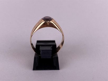 Bague en or jaune 18K centrée d'une pierre...