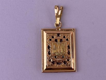 Pendentif en or jaune 18K figurant une plaquette...