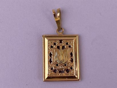 Pendentif en or jaune 18K figurant une plaquette...