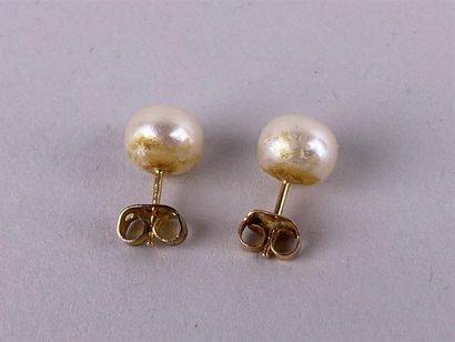 Paire de clous d'oreille en or jaune 18K...