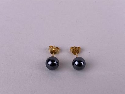 Paire de clous d'oreille en or jaune 18K...