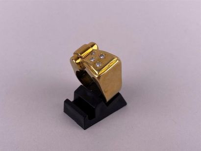 Bague tank en or jaune 18K ornée de 4 petits...