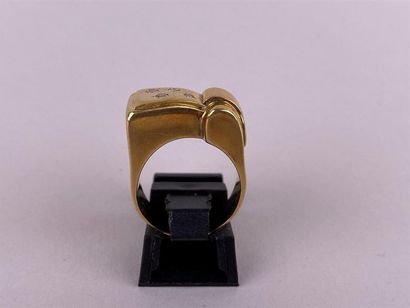 Bague tank en or jaune 18K ornée de 4 petits...