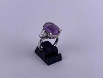 Importante bague en or gris 18K centrée d'une...