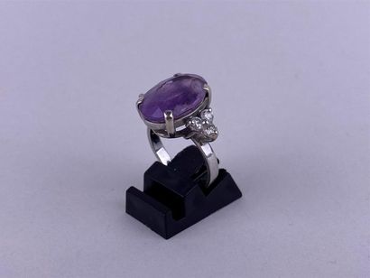 Importante bague en or gris 18K centrée d'une...