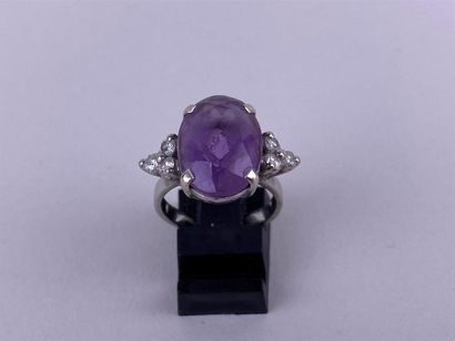 Importante bague en or gris 18K centrée d'une...