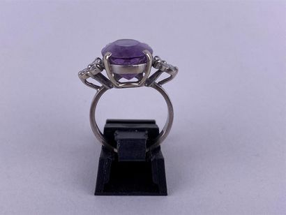 Importante bague en or gris 18K centrée d'une...