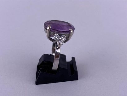 Importante bague en or gris 18K centrée d'une...