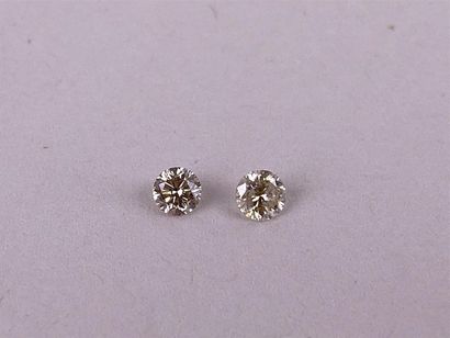 Deux diamants ronds de taille brillant d'environ...