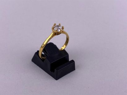 Bague en or jaune 9K ornée d'une pierre blanche...