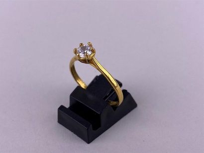 Bague en or jaune 9K ornée d'une pierre blanche...