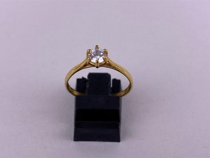 Bague en or jaune 9K ornée d'une pierre blanche...