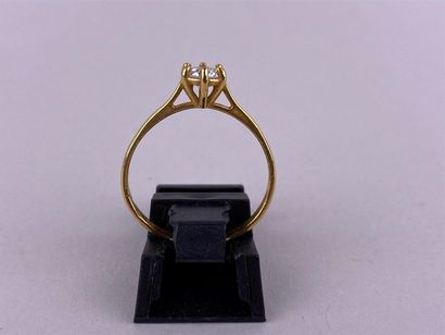 Bague en or jaune 9K ornée d'une pierre blanche...