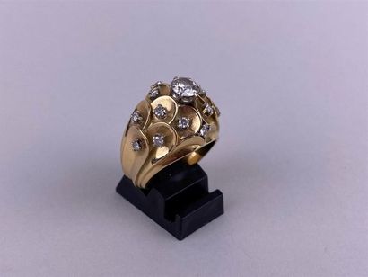 Bague dôme en or jaune 18K centrée d'un diamant...