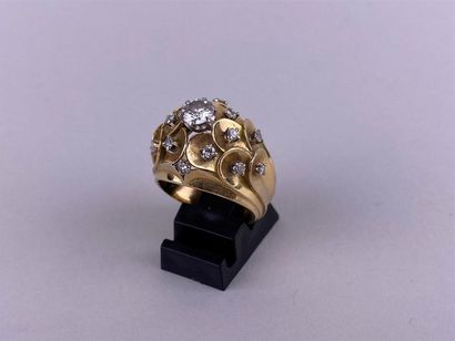 Bague dôme en or jaune 18K centrée d'un diamant...
