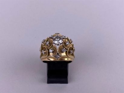 Bague dôme en or jaune 18K centrée d'un diamant...