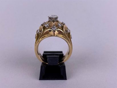 Bague dôme en or jaune 18K centrée d'un diamant...