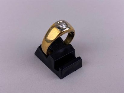 Bague en or jaune 18K ornée d'un diamant...