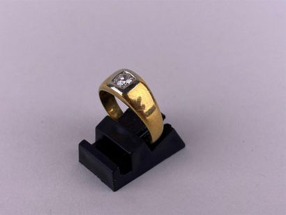 Bague en or jaune 18K ornée d'un diamant...