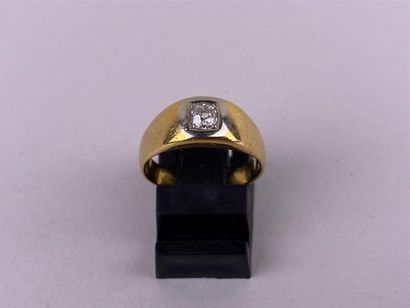Bague en or jaune 18K ornée d'un diamant...