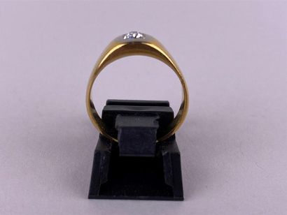 Bague en or jaune 18K ornée d'un diamant...