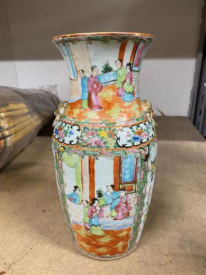 CHINE, CANTON, fin XIXe-début XXe.
Vase balustre...