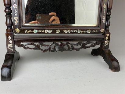 CHINE, XXe.
Miroir psyché de table en bois...