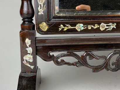 CHINE, XXe.
Miroir psyché de table en bois...