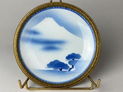 JAPON, XXe.
Assiette en porcelaine bleu blanc...