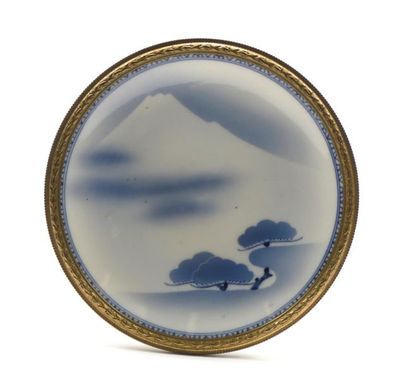 JAPON, XXe.
Assiette en porcelaine bleu blanc...