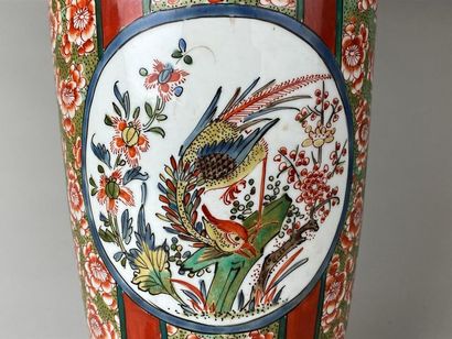 CHINE, XXe.
Grand vase en porcelaine polychrome...