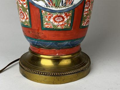 CHINE, XXe.
Grand vase en porcelaine polychrome...