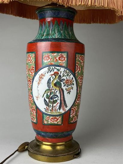 CHINE, XXe.
Grand vase en porcelaine polychrome...