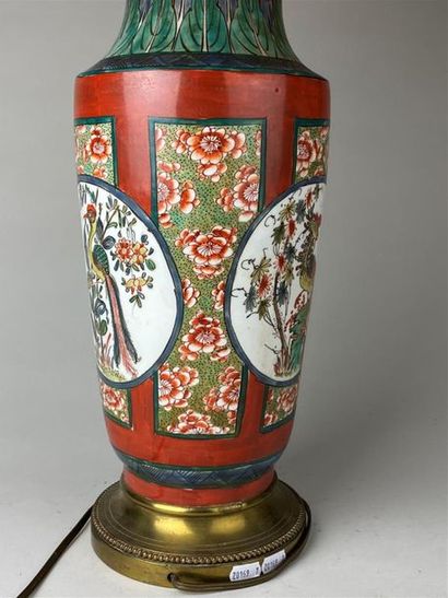 CHINE, XXe.
Grand vase en porcelaine polychrome...