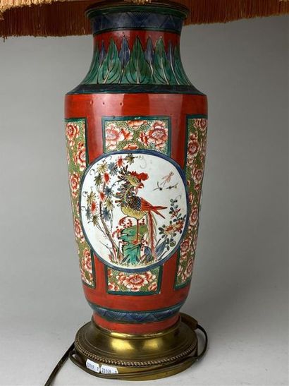 CHINE, XXe.
Grand vase en porcelaine polychrome...