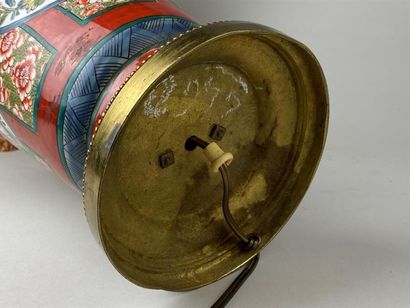 CHINE, XXe.
Grand vase en porcelaine polychrome...