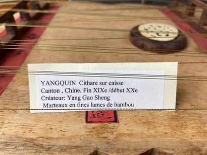 CHINE, CANTON, fin XIXe.
Cithare en bois...