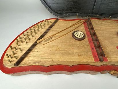 CHINE, CANTON, fin XIXe.
Cithare en bois...