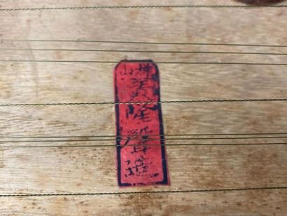 CHINE, CANTON, fin XIXe.
Cithare en bois...