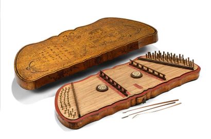 CHINE, CANTON, fin XIXe.
Cithare en bois...
