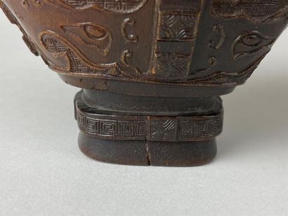 CHINE, XVIIIe.
Coupe libatoire en corne de...