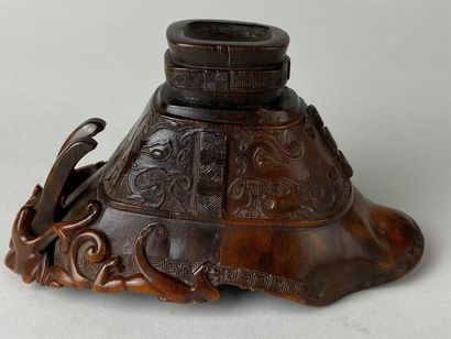 CHINE, XVIIIe.
Coupe libatoire en corne de...