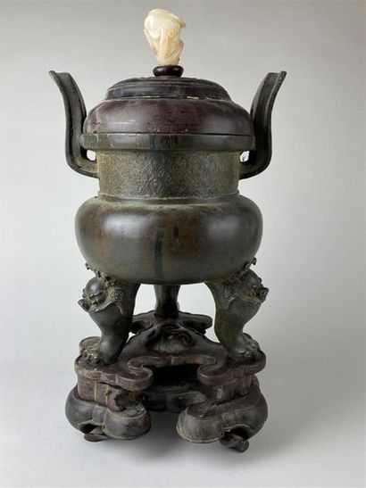 CHINE, XIXe.
Brûle-parfum tripode en bronze,...