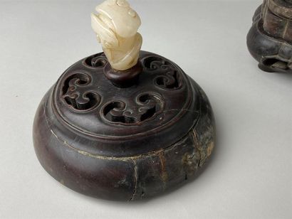 CHINE, XIXe.
Brûle-parfum tripode en bronze,...