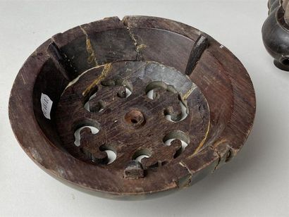 CHINE, XIXe.
Brûle-parfum tripode en bronze,...