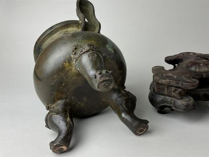 CHINE, XIXe.
Brûle-parfum tripode en bronze,...