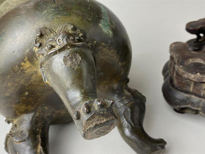 CHINE, XIXe.
Brûle-parfum tripode en bronze,...