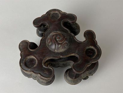 CHINE, XIXe.
Brûle-parfum tripode en bronze,...