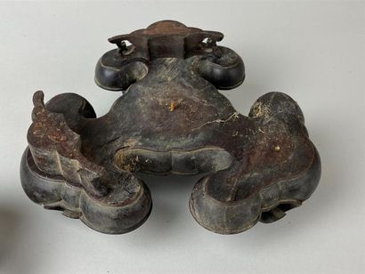 CHINE, XIXe.
Brûle-parfum tripode en bronze,...